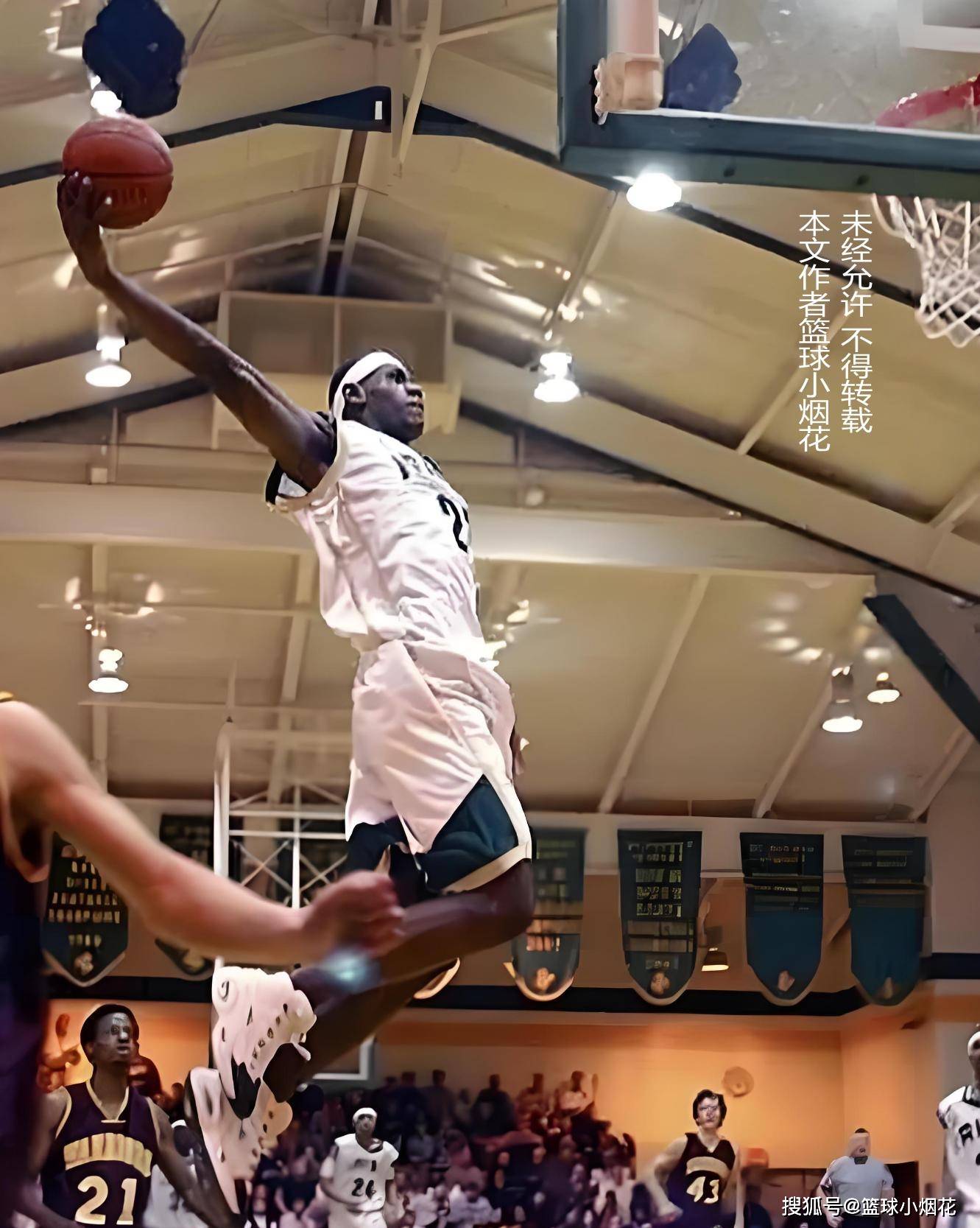 却折射出他 却折射出他